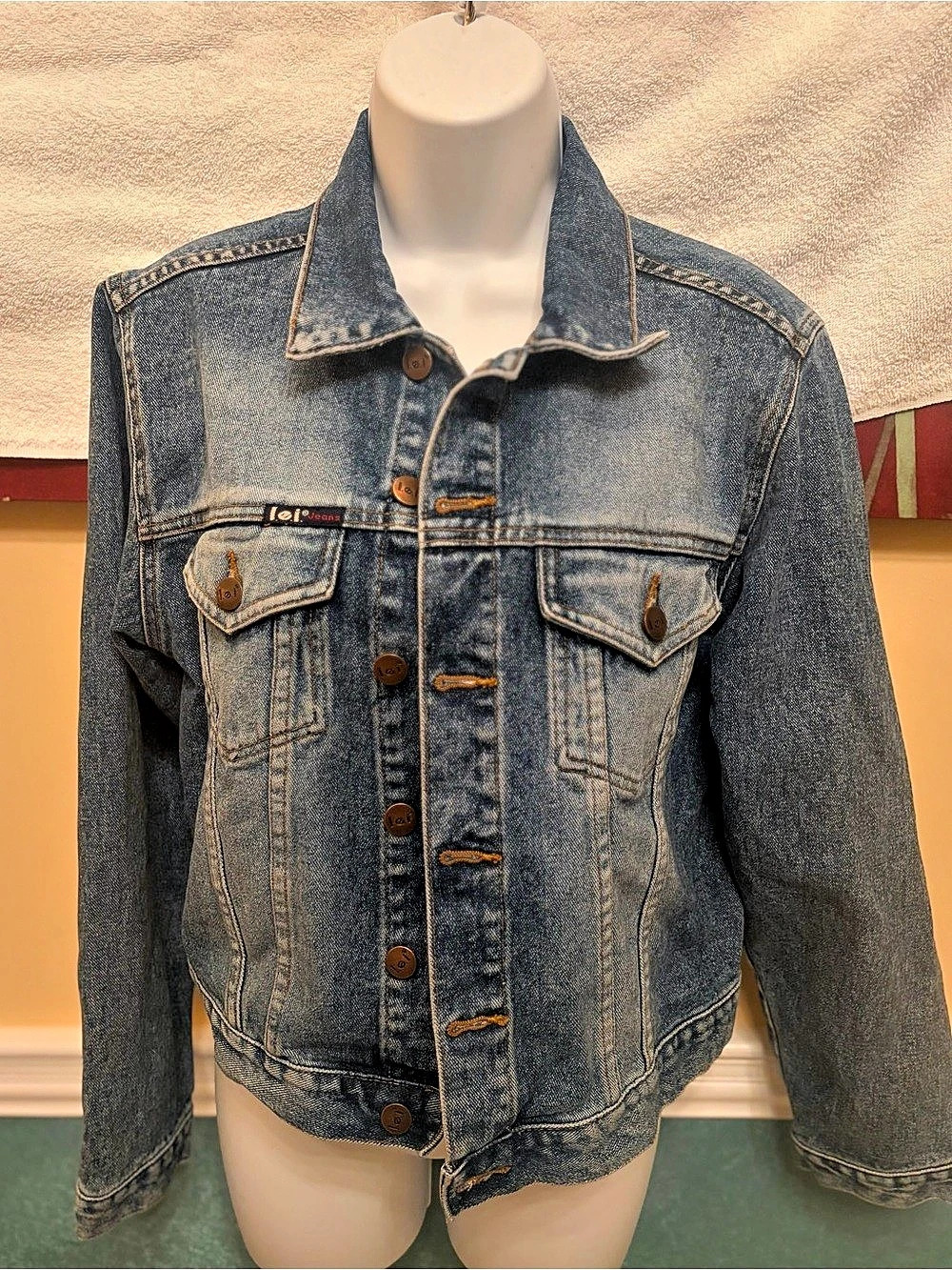 L.E.I. Vintage Denim Trucker Jacket Blue Medium Like New